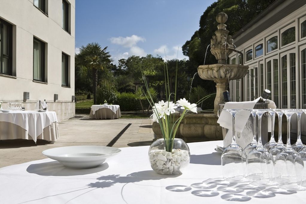 Palacio De Aviles Affiliated By Melia Zewnętrze zdjęcie The hotel's courtyard
